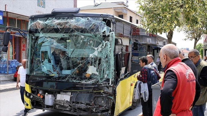 Ümraniye'de 2 İETT otobüsünün çarpıştığı kazada 3 kişi yaralandı