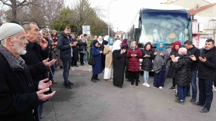 Umre yolcuları dua ve göz yaşlarıyla uğurlandı
