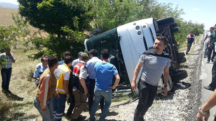 Öğrencileri taşıyan midibüs devrildi!