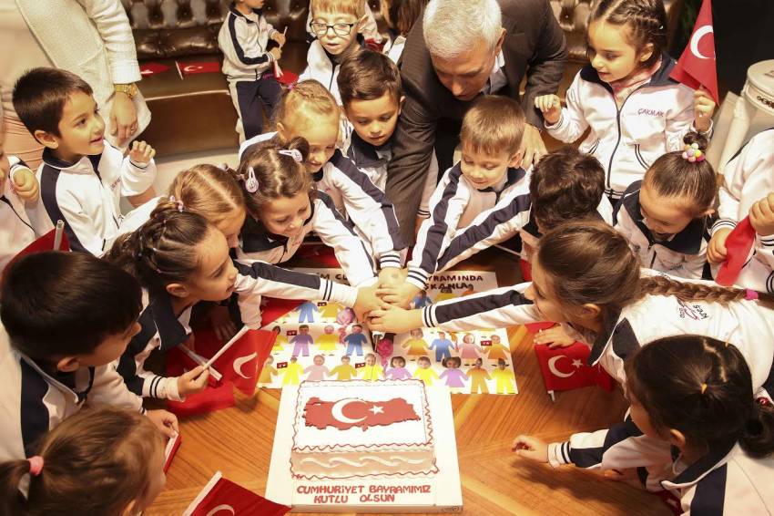 Minikler Bozbey’in Cumhuriyet Bayramı’nı kutladı