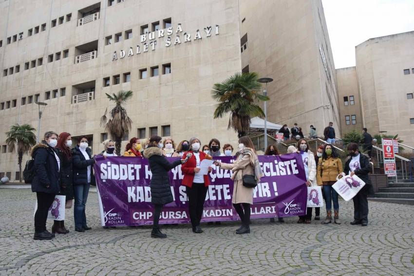 Bursa’da görülen kadın cinayeti davası öncesinde kadın dayanışması