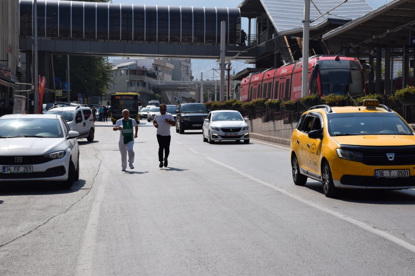 CHP Bursa: Bursaspor amigosu Ardiles T2 Tramvayını koşarak geçti