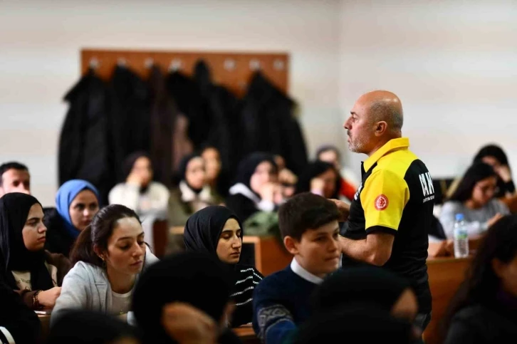 Üniversite öğrencilerine deprem farkındalık eğitimi
