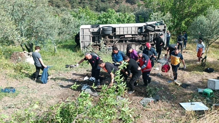 Üniversite öğrencilerini taşıyan tur otobüsü şarampole devrildi: 3’ü ağır 12 yaralı
