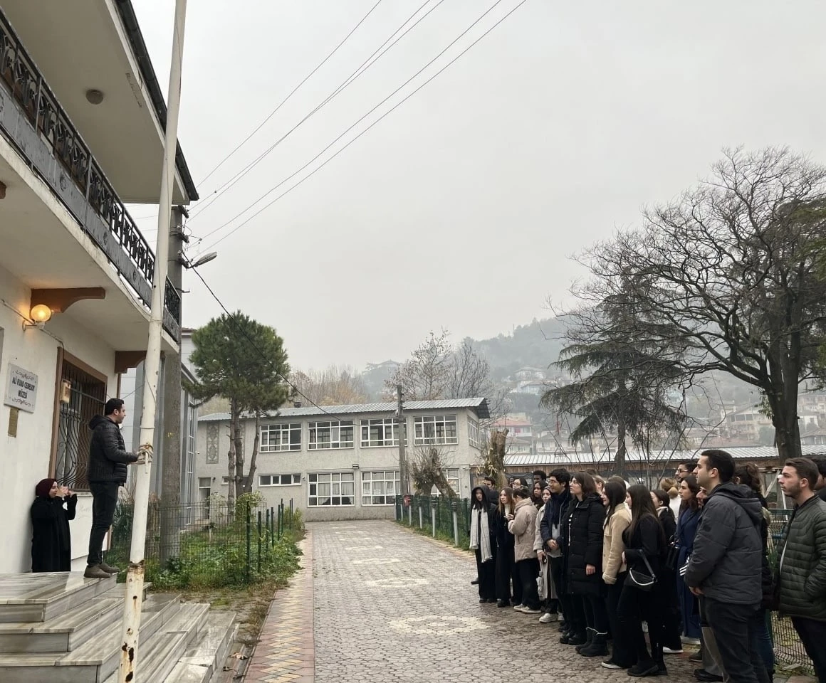 Üniversiteli gençler, büyükşehir ile şehrin güneyinde tarihi yolculuğa çıktı
