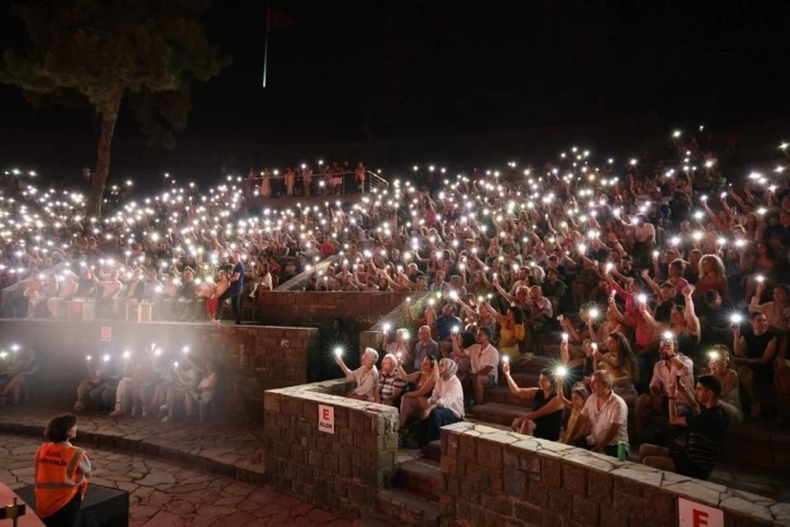 Ünlü sanatçı Marmaris’i coşturdu
