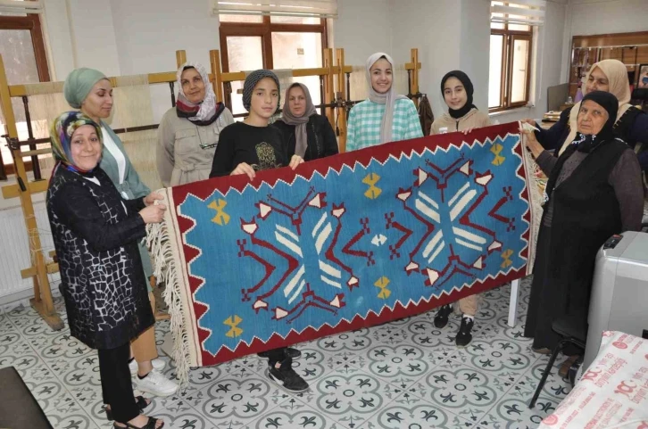 Unutulmaya yüz tutan mesleklerden kilim dokumacılığı Sason’da yeniden canlandırılıyor
