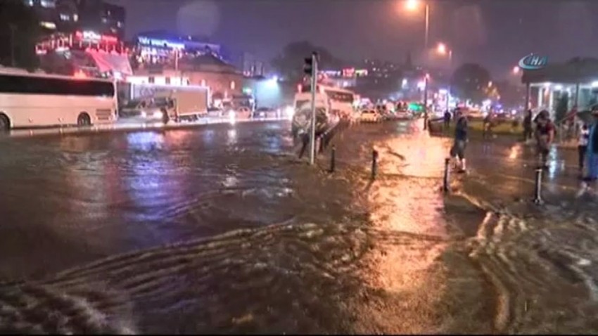 Üsküdar Meydanı göle döndü