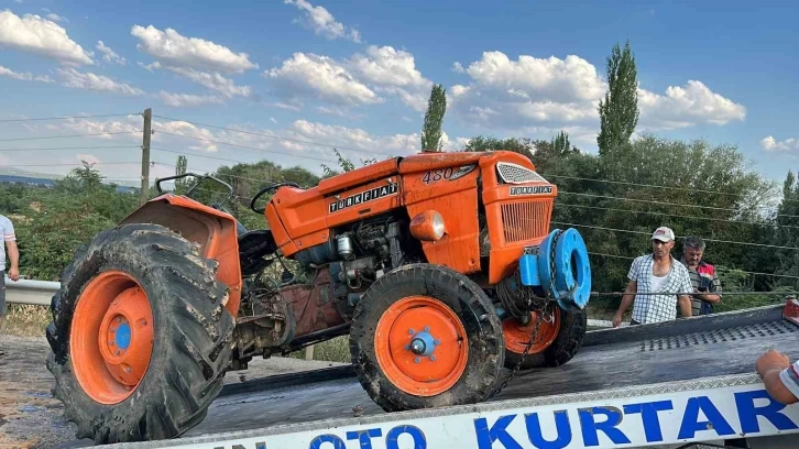  Kamyonet ile çarpışan traktör devrildi: 1 ölü