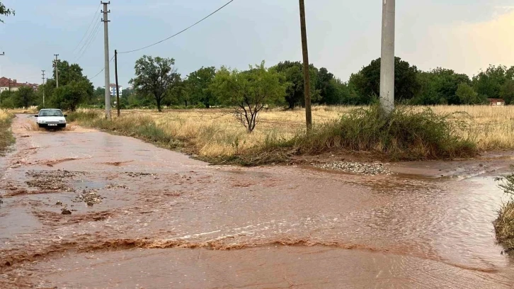 Uşak’ta yağmur ve dolu etkili oldu