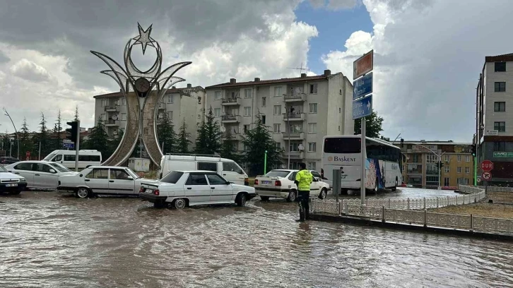 Uşak’ta yağmur ve dolu yolları göle çevirdi
