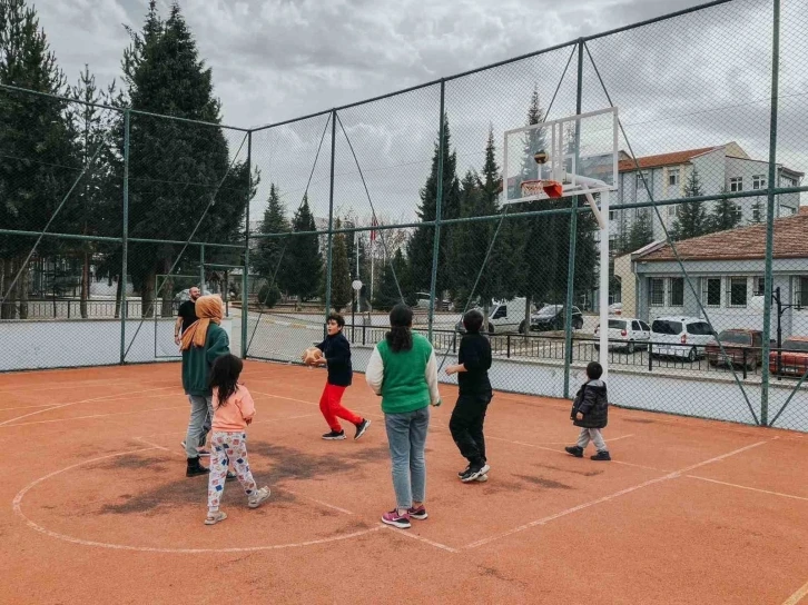 Uşak Üniversitesi’nin depremzedelere destekleri sürüyor
