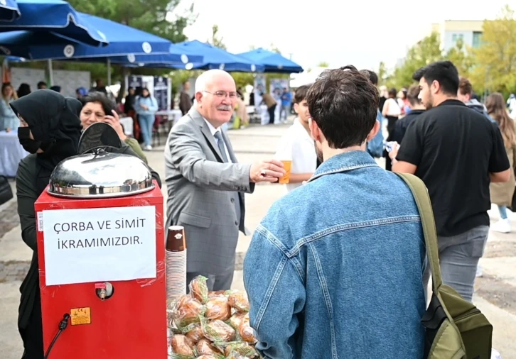 Uşak Üniversitesinde yeni eğitim öğretim yılı sevinçle karşılandı
