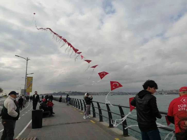 Üsküdar’da "225 metrelik Türk bayraklı uçurtma treni" gökyüzünü süsledi
