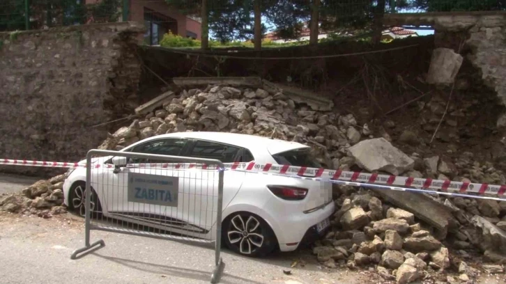 Üsküdar’da site duvarı çöktü, 2 otomobil altında kaldı
