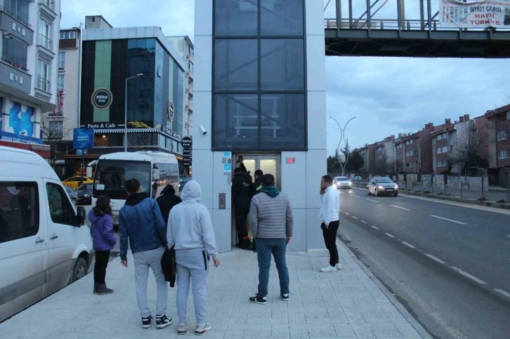 Üst geçit asansöründe mahsur kalan kadını itfaiye kurtardı