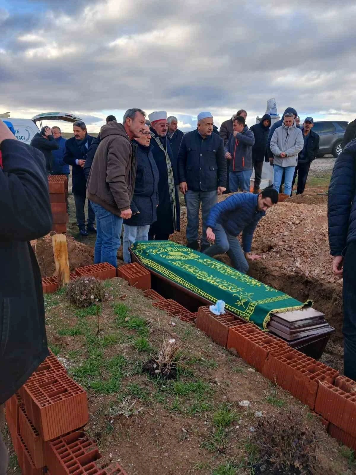 Usta sanatçı Özdemir Şenova son yolculuğuna uğurlandı
