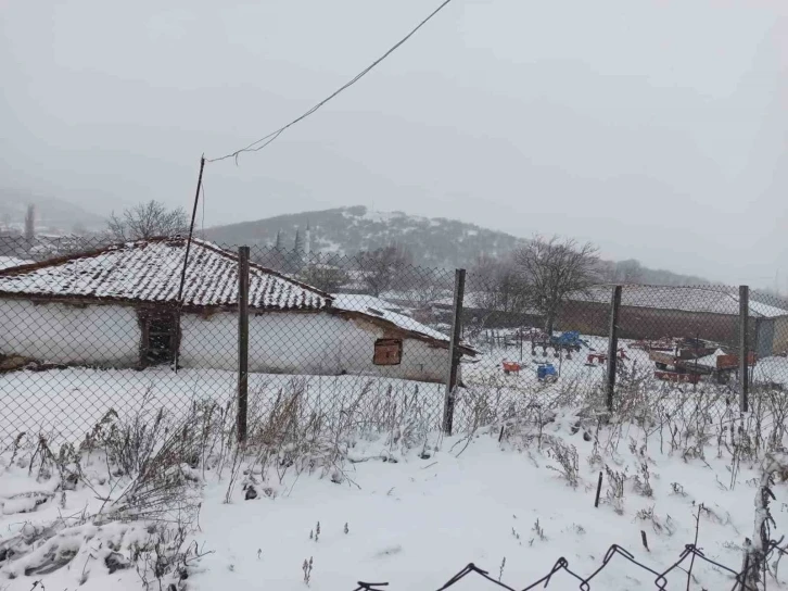 Uyarılar gerçeğe dönüştü: Edirne’de kar yağışı başladı
