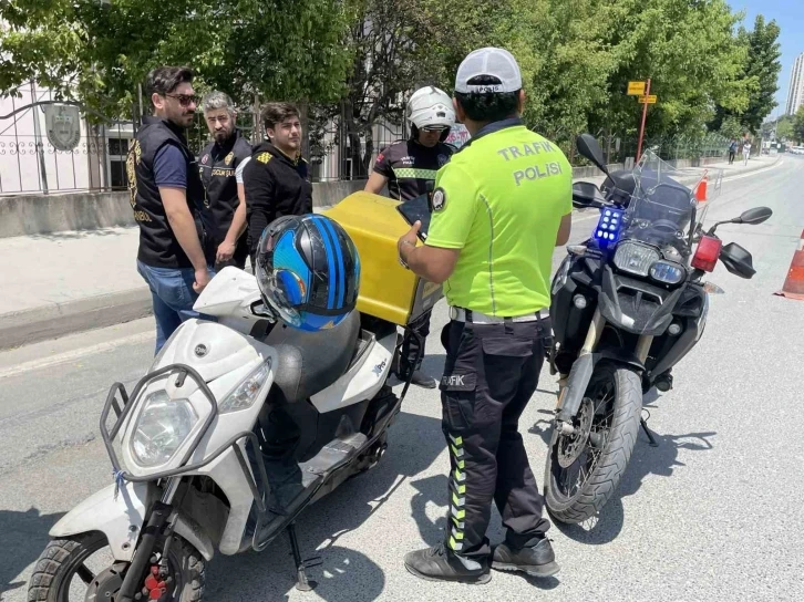 Uygulamadan kaçarken yakalanan sürücü, “Ehliyetim yanımda yoktu, döndüm, polis abi Allah razı olsun beni yakaladı”
