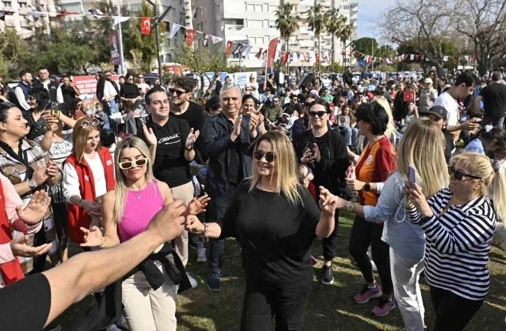 Uysal, patili dostlar için düzenlenen konsere katıldı
