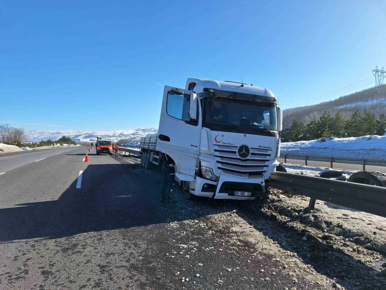 Uyuduğu iddia edilen tır şoförü, otoyolda bariyerlere çarptı
