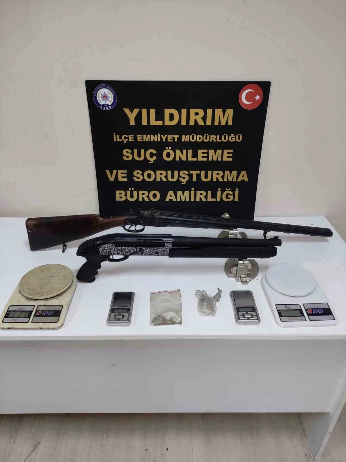 Uyuşturucu madde ticareti yapmaktan aranan cezaevi firarisi arkadaşlarıyla 3 polisi yaraladı