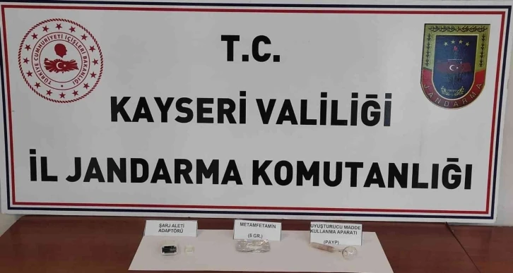 Uyuşturucu maddeyi şarj aletine sakladı, yine de yakalandı!