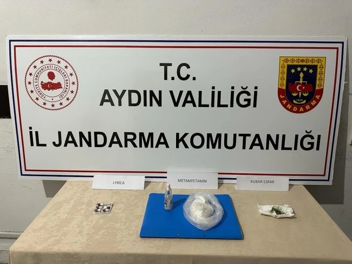 Uyuşturucu satıcıları jandarmadan kaçamadı
