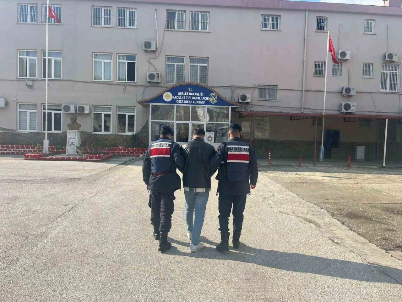 Uyuşturucu satışı yaparken suçüstü yakalandı
