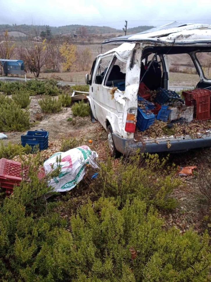 Üzüm yüklü minibüsteki aile ölümden döndü; 8 yaralı
