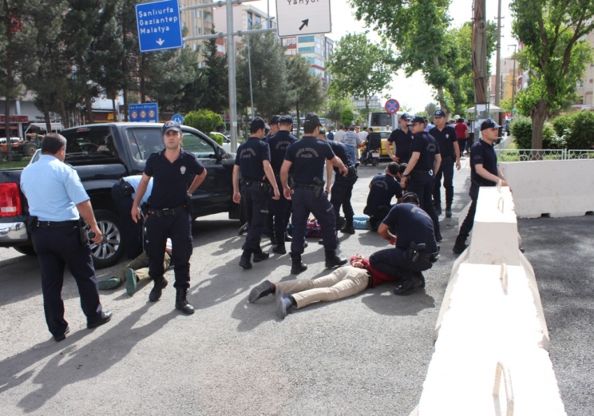 Adıyaman'da Valilik önünde bıçaklı kavga: 7 gözaltı