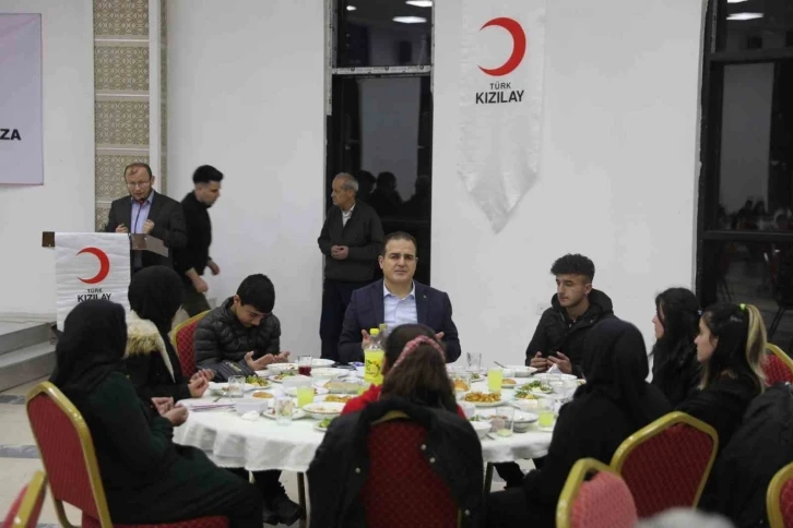 Vali Akbıyık, yetimlerle iftarda buluştu
