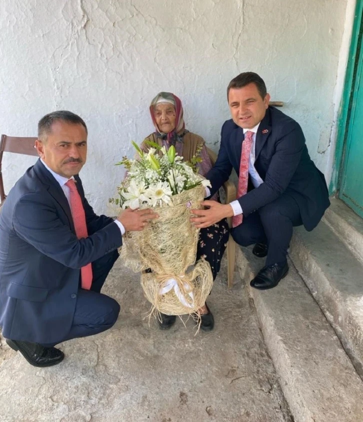 Vali Aktaş’tan Cumhuriyetle yaşıt Hanife teyzeye ziyaret
