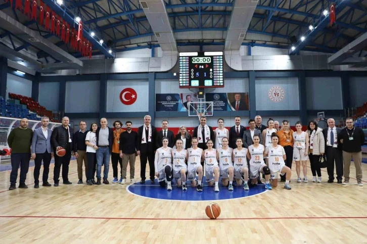 Vali Aslan basketbolcu kızları ağırladı
