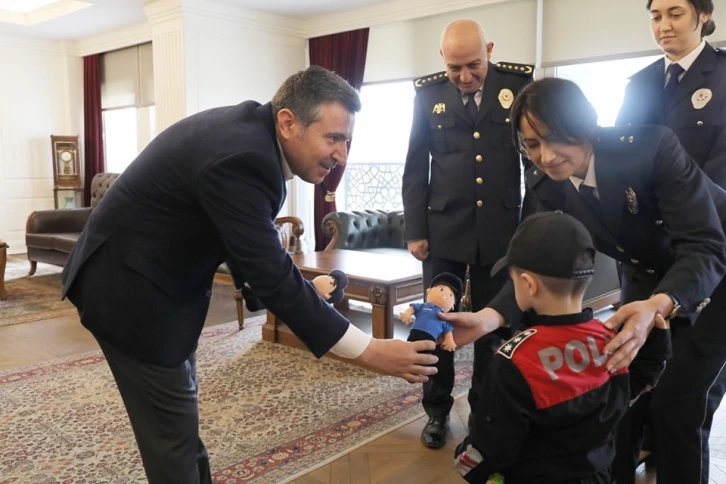 Vali Atay’dan küçük polise hediye
