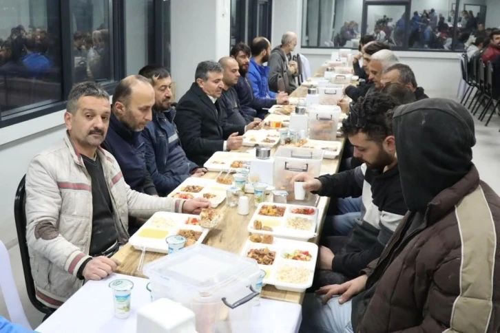 Vali Atay işçilerle iftar açtı
