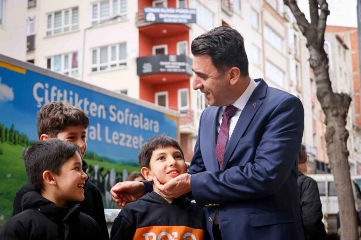 Vali Aygöl halk ile buluşarak güzel havanın tadını çıkarttı
