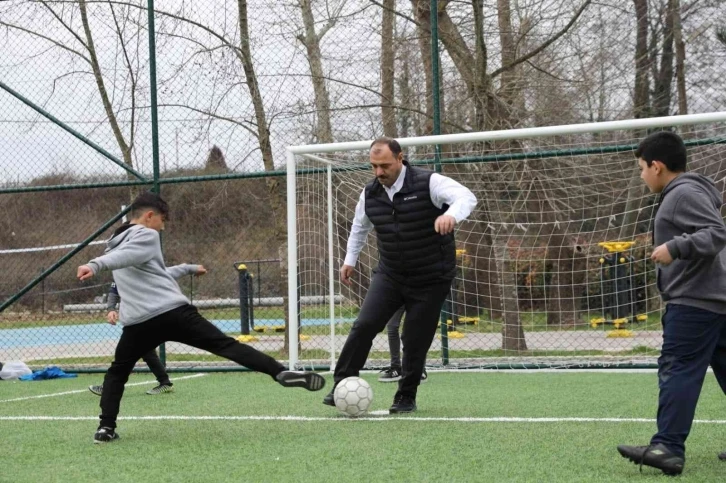 Vali ceketini çıkarttı, çocuklarla kıyasıya mücadele etti
