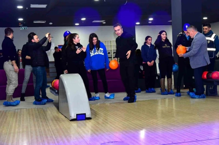 Vali Çiçek öğrencilerle bowling oynadı
