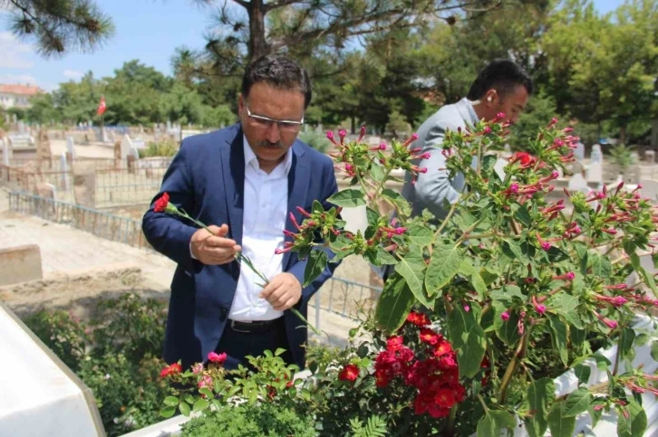 Vali Çiçek: "Hainler hiç unutmasınlar; bizde Kübra Doğanay’lar, Cennet Yiğit’ler bitmez”
