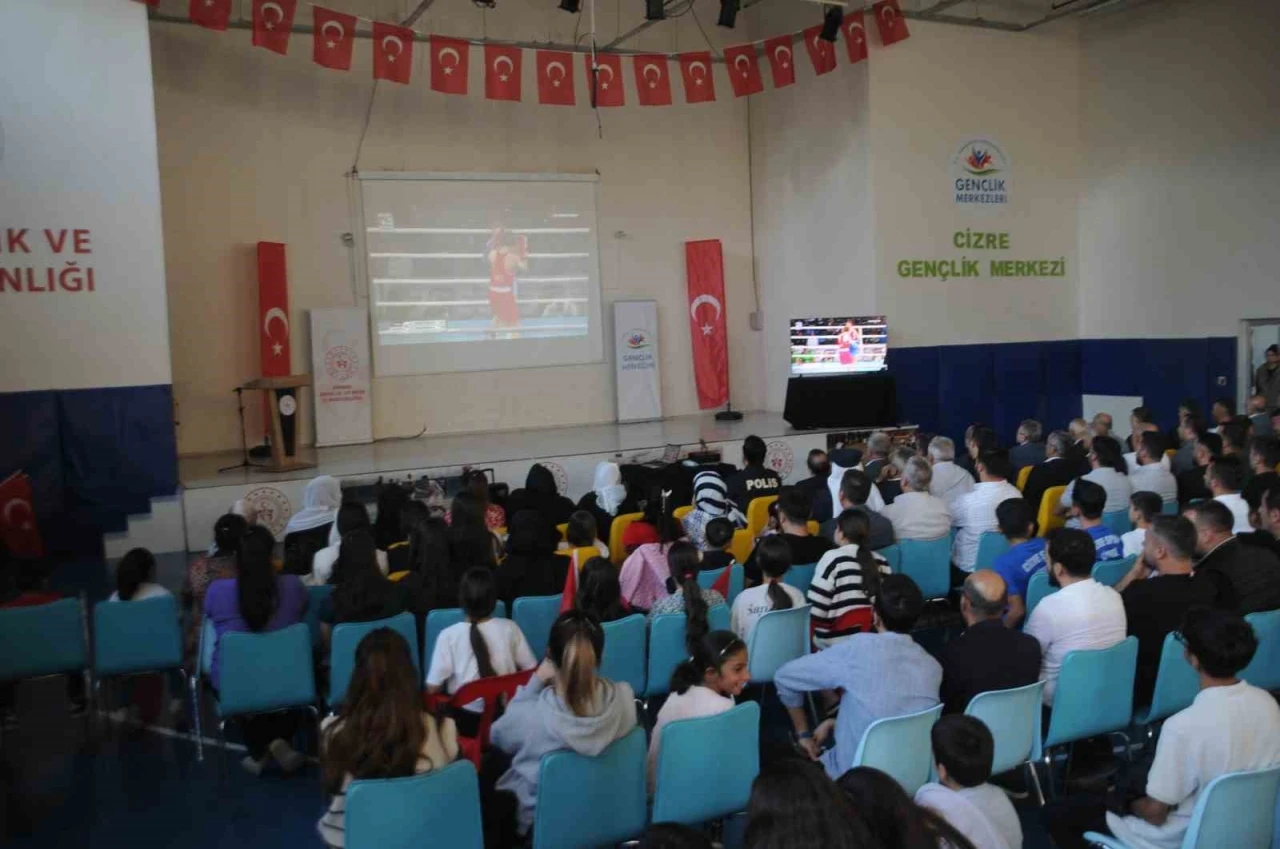 Vali Ekici, milli boksörün maçını Cizre’de vatandaşlarla dev ekranda izledi
