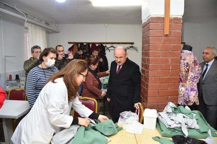 Vali Karadeniz deprem bölgesine gönderilen yardımları inceledi
