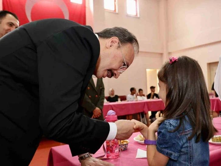 Vali Kızılkaya huzurevi sakinleri ve Çocuk Evleri Sitesi’nde kalan çocuklarla bir araya geldi
