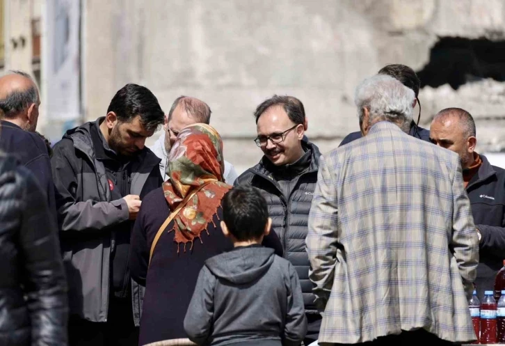 Vali Kızılkaya konteyner kentte vatandaşlarla buluştu
