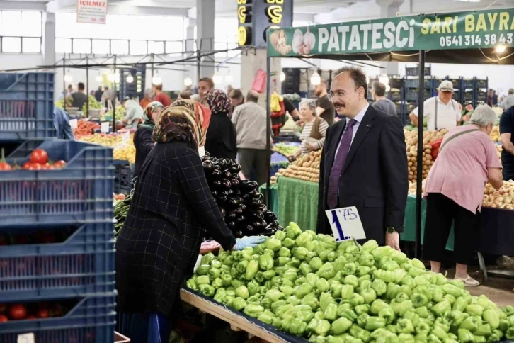 Vali Kızılkaya, pazarda vatandaşlar ile bir araya geldi
