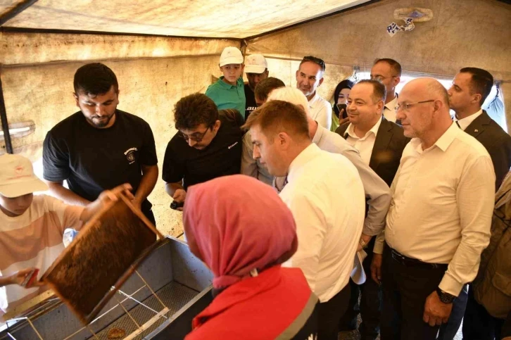 Vali Sarıibrahim, yaylada düzenlenen bal hasadına katıldı
