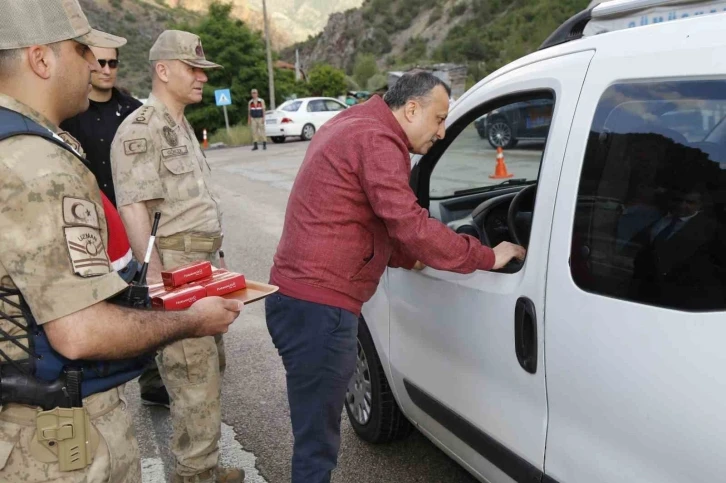 Vali Taşbilek bayram öncesi trafik denetimine katıldı, sürücüleri uyardı
