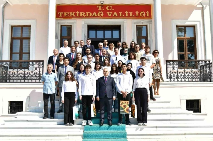 Vali Yıldırım, YKS’de ilk bine giren öğrencilerle bir araya geldi
