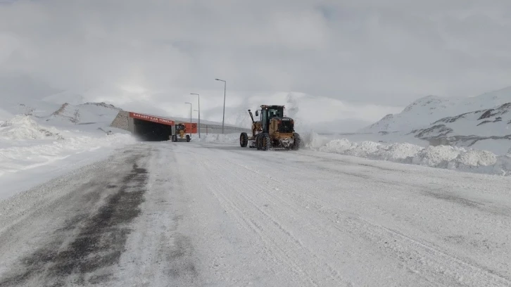 Van-Bahçesaray yolu ulaşıma açıldı
