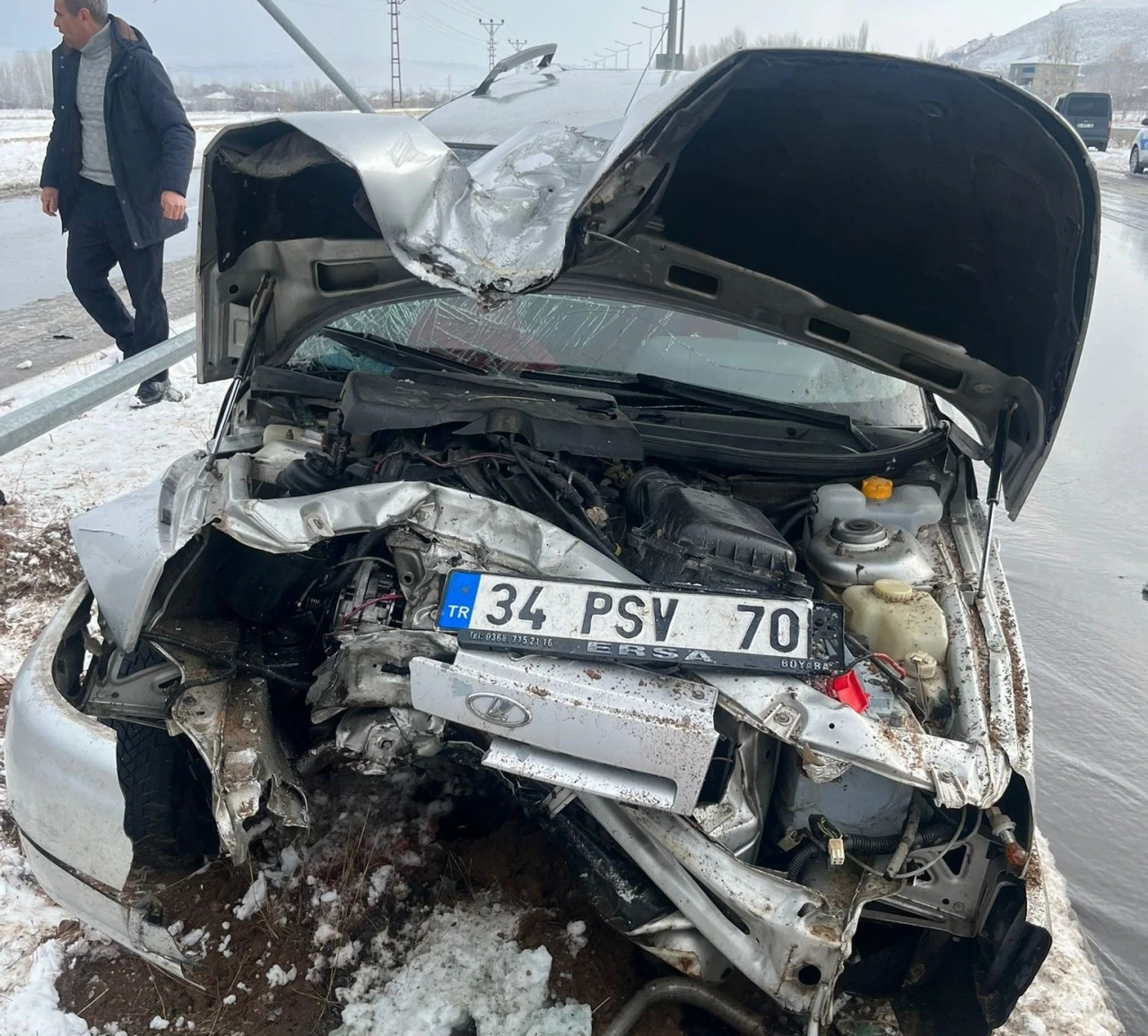 Van’da aydınlatma direğine çarpan otomobildeki 4 kişi yaralandı
